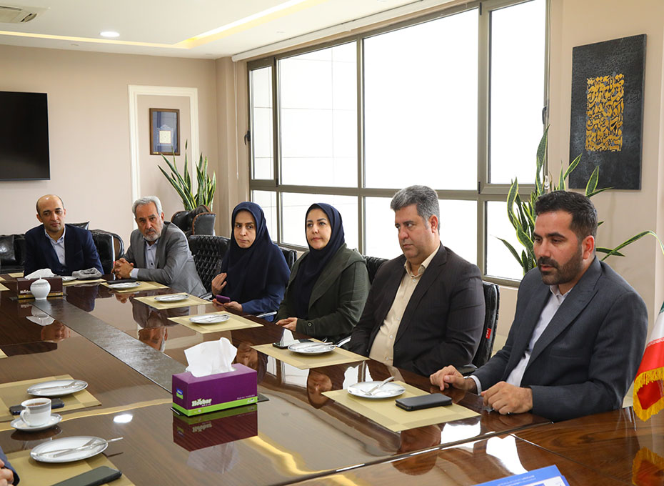 تقدیر شورای روابط عمومی های استان از مهندس عبدیان رئیس اتاق بازرگانی قزوین به دلیل حسن تعامل ایشان باروابط عمومی ها و تعریف  شعارراهبردی شفافیت درامراطلاع رسانی  تصویر شماره-02