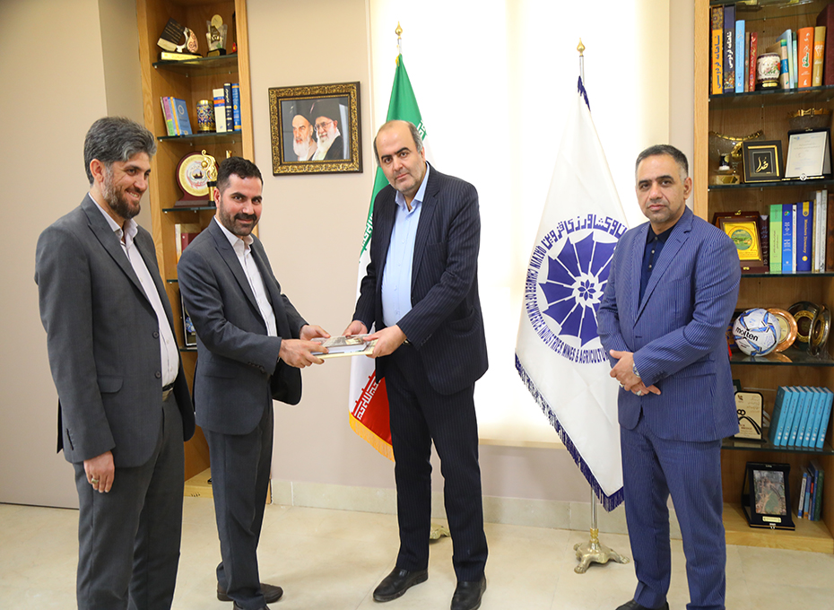  تقدیر شورای روابط عمومی های استان از مهندس عبدیان رئیس اتاق بازرگانی قزوین به دلیل حسن تعامل ایشان باروابط عمومی ها و تعریف  شعارراهبردی شفافیت درامراطلاع رسانی  تصویر شماره-05