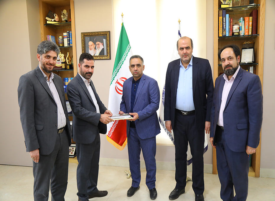 تقدیر شورای روابط عمومی های استان از مهندس عبدیان رئیس اتاق بازرگانی قزوین به دلیل حسن تعامل ایشان باروابط عمومی ها و تعریف  شعارراهبردی شفافیت درامراطلاع رسانی 
