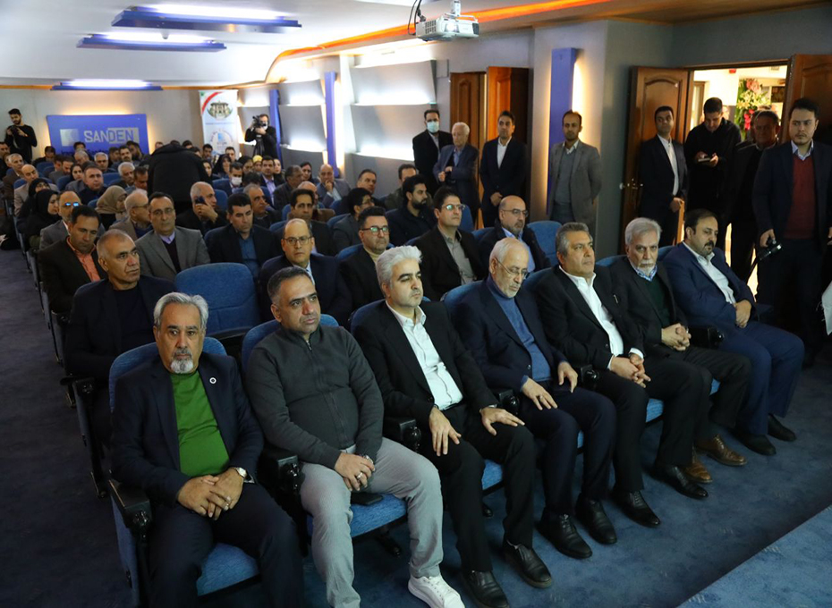 باحضورهیات رئیسه اتاق بازرگانی قزوین خط تولید کمپرسور شرکت سندن ایرانیان به عنوان بزرگترین تولید کننده کولر و بخاری خودرو کشور افتتاح شد تصویر شماره-04