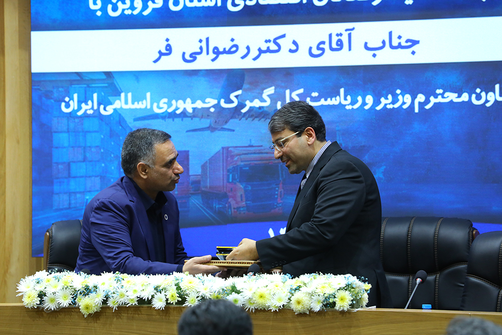 مهندس عبدیان درنشست دیدارفعالان اقتصادی استان قزوین با ریاست  کل گمرک کشور:* *ازمردم  شریف استان قزوین وفعالان محترم بخش خصوصی دعوت می کنم درانتخابات دوازهمین دوره مجلس شورای اسلامی،مشارکتی پرشور وتاثیرگذارداشته باشند تصویر شماره-02