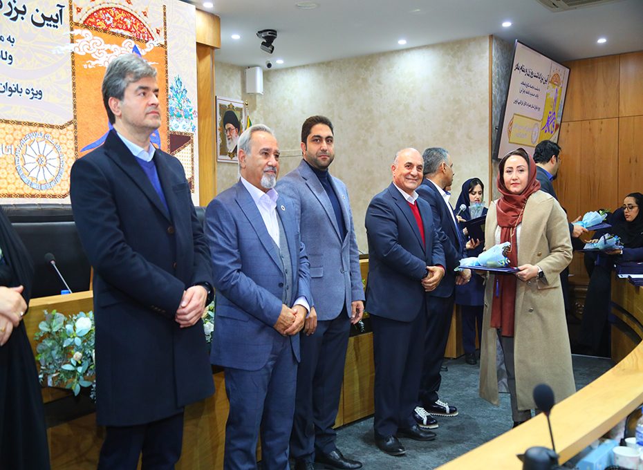 در ادامه برگزاری آیین بزرگداشت روز زن ومقام مادر دراتاق بازرگانی،صنایع ،معادن وکشاورزی قزوین تصویر شماره-05